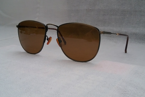 แว่นตาปาริเซียนแฮนด์เมดทศวรรษที่ 1980's ผลงานในตำนานของ 'เอสซิลอร์' งานทองเดินลาย - รมดำ *** เลนส์กระจกคริสตัล 'สีน้ำตาล - ชา' Vintage LES LUNETTES ESSILOR handmade in France แว่นตาปาริเซียนแฮนด์เมดทศวรรษที่ 1980's ผลงานในตำนานของ 'เอสซิลอร์' งานทองเดินลาย - รมดำ *** เลนส์กระจกคริสตัล 'สีน้ำตาล - ชา' Vintage LES LUNETTES ESSILOR handmade in France