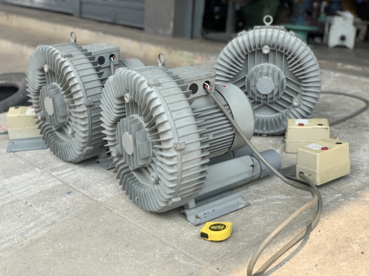 ขายริงโบลเวอร์ดูด-เป่าอากาศ Cr elec Ruey Chaang Electric 3HP. made in Taiwan ขนาดท่อ 2.5นิ้ว สภาพสวยใหม่มาก มีระบบสวิทย์ปิด-เปิดในตัว หมุนนิ่ม พร้อมใช้งาน มี 3ตัวครับ ราคาตัวละ 6,800 บาท