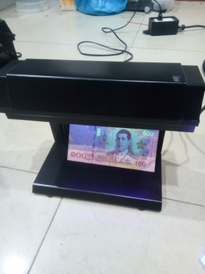 เครื่องตรวจสอบธนบัตร
