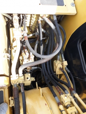 ขาย 950,000 รถแบคโฮล้อยาง KOMATSU pw 130-6 K เล่มทะเบียน พร้อมลายหัเจาะ ไฟฟ้าครบ เครื่องดี ปั้มแรง เ