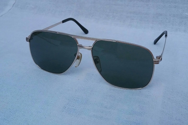 แว่นตาสำหรับนักสร้างสถิติ  'กินเนสส์ เวิลด์ เรคคอร์ดส์'  ไททาเนียมบริสุทธิ์สายพันธุ์ผู้ดีอังกฤษ  งานทองเดินลาย  ***เลนส์กระจกคริสตัล 'สีเขียวควันไฟ'  สภาพเทพ / เก่าเก็บ / ใหม่กริ๊บ  Vintage GUINNESS W