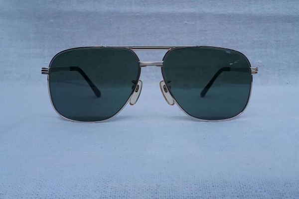 แว่นตาสำหรับนักสร้างสถิติ  'กินเนสส์ เวิลด์ เรคคอร์ดส์'  ไททาเนียมบริสุทธิ์สายพันธุ์ผู้ดีอังกฤษ  งานทองเดินลาย  ***เลนส์กระจกคริสตัล 'สีเขียวควันไฟ'  สภาพเทพ / เก่าเก็บ / ใหม่กริ๊บ  Vintage GUINNESS W