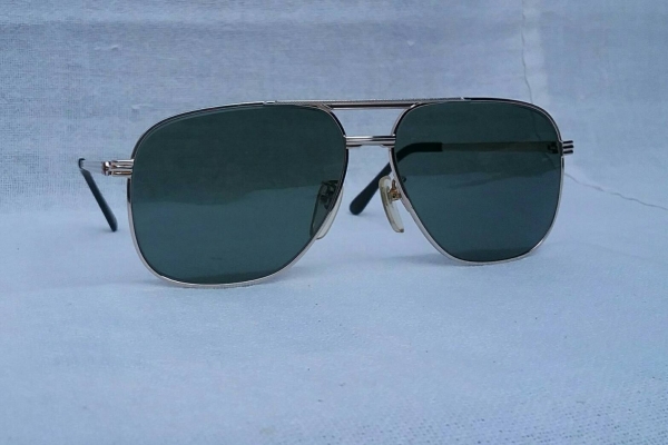 แว่นตาสำหรับนักสร้างสถิติ  'กินเนสส์ เวิลด์ เรคคอร์ดส์'  ไททาเนียมบริสุทธิ์สายพันธุ์ผู้ดีอังกฤษ  งานทองเดินลาย  ***เลนส์กระจกคริสตัล 'สีเขียวควันไฟ'  สภาพเทพ / เก่าเก็บ / ใหม่กริ๊บ  Vintage GUINNESS W