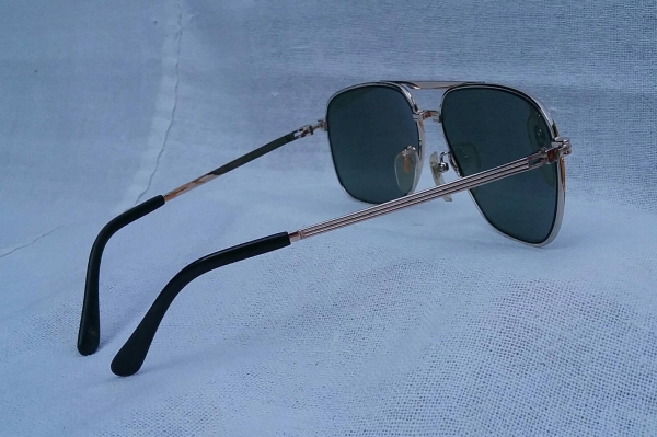 แว่นตาสำหรับนักสร้างสถิติ  'กินเนสส์ เวิลด์ เรคคอร์ดส์'  ไททาเนียมบริสุทธิ์สายพันธุ์ผู้ดีอังกฤษ  งานทองเดินลาย  ***เลนส์กระจกคริสตัล 'สีเขียวควันไฟ'  สภาพเทพ / เก่าเก็บ / ใหม่กริ๊บ  Vintage GUINNESS W