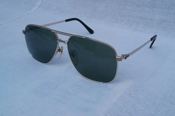 แว่นตาสำหรับนักสร้างสถิติ  'กินเนสส์ เวิลด์ เรคคอร์ดส์'  ไททาเนียมบริสุทธิ์สายพันธุ์ผู้ดีอังกฤษ  งานทองเดินลาย  ***เลนส์กระจกคริสตัล 'สีเขียวควันไฟ'  สภาพเทพ / เก่าเก็บ / ใหม่กริ๊บ  Vintage GUINNESS W