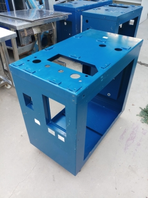 โครงเครื่องจักร ขนาด 46.5x84.5x79 ซม.มีลูกล้อพร้อมขาปรับระดับ 4 ล้อ เหล็กหนา มีรอยการใช้งาน งานดีมาก