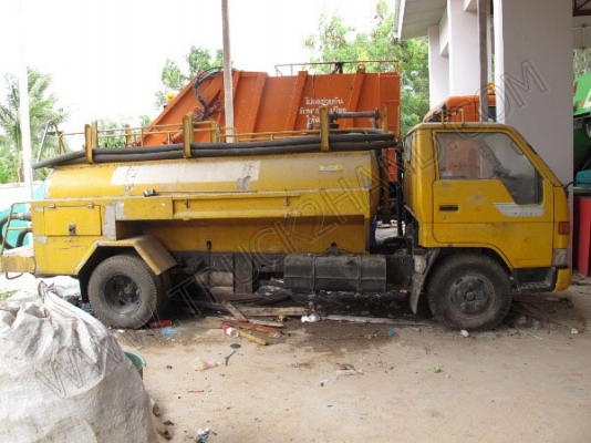 รถบรรทุก 6 ล้อ บรรทุกสิ่งปฎิกูล(รถประมูลจากเทศบาล มีชุดจดทะเบียนพร้อม)ถังเก็บ/แท้งค์เป็นเนื้อสเตนเลส อุปกรณ์ดูด-ส่งพร้อมทำงาน