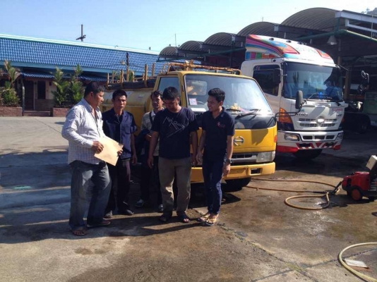 รถบรรทุก 6 ล้อ บรรทุกสิ่งปฎิกูล(รถประมูลจากเทศบาล มีชุดจดทะเบียนพร้อม)ถังเก็บ/แท้งค์เป็นเนื้อสเตนเลส อุปกรณ์ดูด-ส่งพร้อมทำงาน