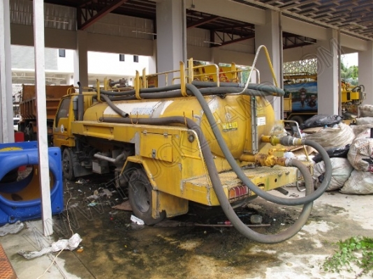 รถบรรทุก 6 ล้อ บรรทุกสิ่งปฎิกูล(รถประมูลจากเทศบาล มีชุดจดทะเบียนพร้อม)ถังเก็บ/แท้งค์เป็นเนื้อสเตนเลส อุปกรณ์ดูด-ส่งพร้อมทำงาน