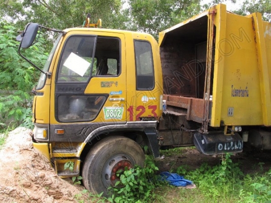 รถบรรทุก 6 ล้อ บรรทุกขยะ ยี่ห้ออีโน่ 165 แรงม้า มีเอกสารพร้อมโอน