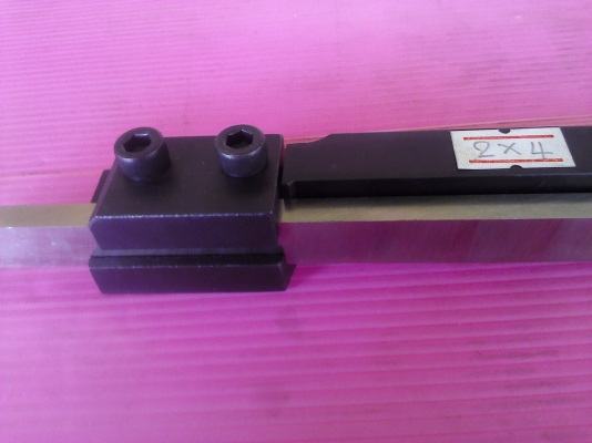 ด้ามมีดกลึ่งร่อง หรือกลึงตัดเอาไว้จับยึดมีดขาวที่มีความบาง ด้ามมีดกลึ่งร่อง หรือกลึงตัดเอาไว้จับยึดมีดขาวที่มีความบาง