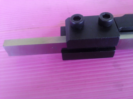 ด้ามมีดกลึ่งร่อง หรือกลึงตัดเอาไว้จับยึดมีดขาวที่มีความบาง ด้ามมีดกลึ่งร่อง หรือกลึงตัดเอาไว้จับยึดมีดขาวที่มีความบาง