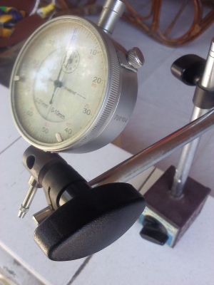 ชุดไดอัลเกจความละเอียด 0.01 มม. วัดได้ 10 มม. พร้อมขายึดแบบแม่เหล็กปรับตำแหน่งการวัดได้ ชุดไดอัลเกจความละเอียด 0.01 มม. วัดได้ 10 มม. พร้อมขายึดแบบแม่เหล็กปรับตำแหน่งการวัดได้