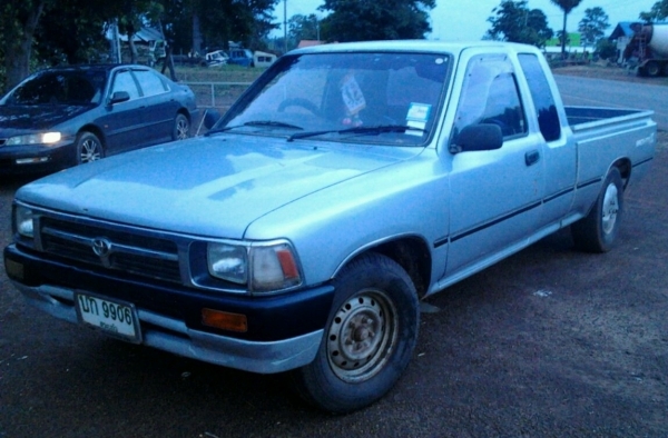 TOYOTA HILUX MIGHTY-X EXTRACAB 2.5 MT ปี 33 รถบ้านสภาพดีเดิมๆทั้งคันไม่มีชนหนัก เครื่องแห้งแรงดีไม่เยิ้ม ภายในเก๋งคอนโซลสวยครบพร้อม แอร์เย็น กระบะปูพื้นยางลานเนอร์ ช่วงล่างแน่นดี คัชซีสวยมากๆ ยางสภาพดี 70\% พร้อมใช้งาน เอกสารทะเบียนภาษีครบพร้อมโอน ราคาต่อร