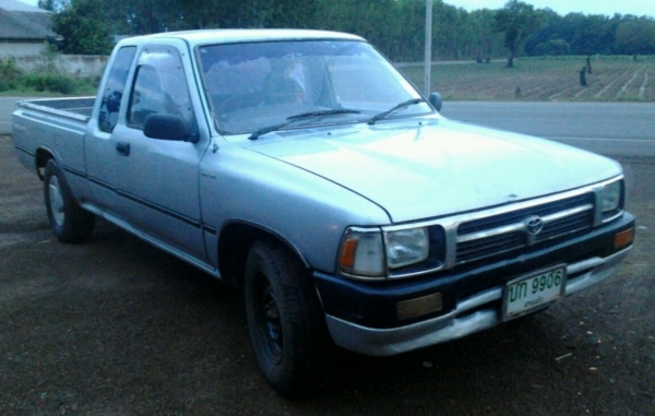 TOYOTA HILUX MIGHTY-X EXTRACAB 2.5 MT ปี 33 รถบ้านสภาพดีเดิมๆทั้งคันไม่มีชนหนัก เครื่องแห้งแรงดีไม่เยิ้ม ภายในเก๋งคอนโซลสวยครบพร้อม แอร์เย็น กระบะปูพื้นยางลานเนอร์ ช่วงล่างแน่นดี คัชซีสวยมากๆ ยางสภาพดี 70\% พร้อมใช้งาน เอกสารทะเบียนภาษีครบพร้อมโอน ราคาต่อร