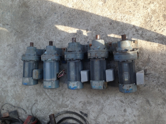 ขายมอเตอร์เกียร์ sumitomo ขนาด 1/2 Hp / 1/3 Hp 380 v อัตราทด 59/1 มีจำนวน 5 ตัว 1/2 Hp. 4 ตัว 1/3 Hp. 1 ตัว สภาพดี พร้อมใช้งาน