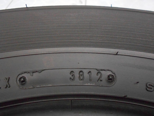 ขายยาง Dunlop 215/70/16 ปี 12 ป้ายแดง 4 เส้น/ถอด ถ่วง ใส่ฟรีค่ะ