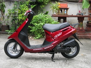 ขายรถป๊อป HONDA DIO AF18 เครื่องยนต์ 50 cc รถมือ 2 รถนำเข้าจากญี่ปุ่น สภาพสวยมาก ๆ ขับง่าย ๆ เกียรออโต สตาร์มือ เท้า ประหยัดน้ำมัน มีรูปให้ชม
