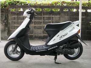 ขายรถป๊อป HONDA DIO AF27 เครื่องยนต์ 50 cc รถมือ 2 รถนำเข้าจากญี่ปุ่น สภาพสวยมาก ๆ ขับง่าย ๆ เกียรออโต สตาร์มือ เท้า ประหยัดน้ำมัน มีรูปให้ชม