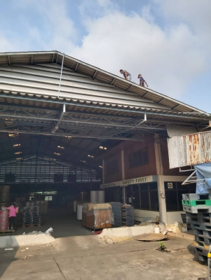 รับงานขึ้นหลังคาโรงงาน อาคาร รื้อซ่อมแซมกระเบื้องเก่า ซ่อมรางระบายน้ำ บนหลังคาอาคาร