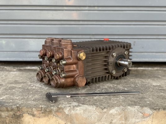 ขายหัวปั๊มฉีดน้ำแรงดันสูง Inter Pump made in Italy รุ่น W2141 รุ่นตัวใหญ่ ทำแรงดันได้ 210บาร์ สภาพสวยใหม่มาก ใช้งานมาน้อยครั้ง หมุนนิ่ม พร้อมใช้งาน