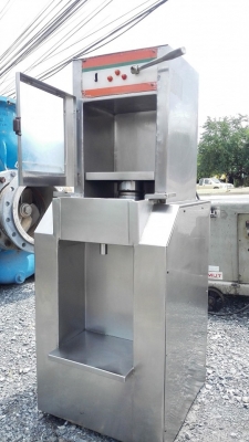 เครื่องคั้นน้ำกระทิสเตนเลส ระบบต้นกำลังไฮดรอลิค ใช้ไฟบ้าน 2 สาย 220V สภาพสวยสดใหม่พร้อมใช้