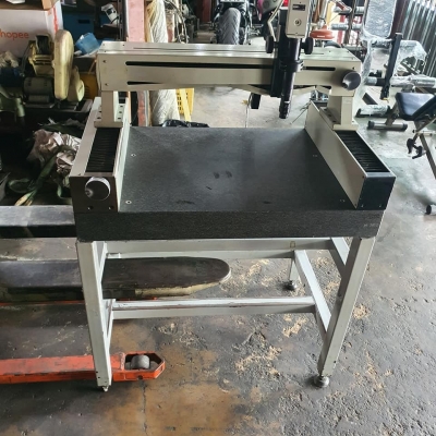 ขายครับขาย โต๊ะระดับหินแกรนิต 90 &times; 60 cm. พร้อมชุดราง linear guide X,Y,Z  สภาพตามรูป 25000 บาท 0814583376 ขายเครื่องกลึง มิลลิ่ง เอก ปทุม