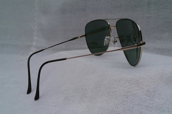 แว่นตาวินเทจปาริเซียนแฮนด์เมดทศวรรษที่ 1970's  ราคาพิเศษ !  โมเดลคลาสสิค 'หยดน้ำตา - นักบิน' แบบดั้งเดิม  'กรอบ' และ 'ก้านขา' เรียวระหงแบบ 'ไทดี สไตล์'  พิเศษสุด : เลนส์กระจกคริสตัล 'สีเขียว