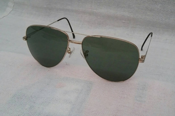 แว่นตาวินเทจปาริเซียนแฮนด์เมดทศวรรษที่ 1970's  ราคาพิเศษ !  โมเดลคลาสสิค 'หยดน้ำตา - นักบิน' แบบดั้งเดิม  'กรอบ' และ 'ก้านขา' เรียวระหงแบบ 'ไทดี สไตล์'  พิเศษสุด : เลนส์กระจกคริสตัล 'สีเขียว