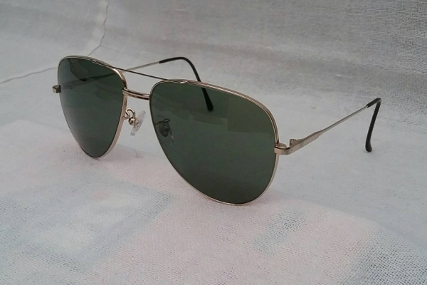แว่นตาวินเทจปาริเซียนแฮนด์เมดทศวรรษที่ 1970's  ราคาพิเศษ !  โมเดลคลาสสิค 'หยดน้ำตา - นักบิน' แบบดั้งเดิม  'กรอบ' และ 'ก้านขา' เรียวระหงแบบ 'ไทดี สไตล์'  พิเศษสุด : เลนส์กระจกคริสตัล 'สีเขียว