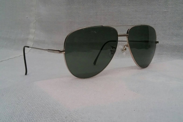 แว่นตาวินเทจปาริเซียนแฮนด์เมดทศวรรษที่ 1970's  ราคาพิเศษ !  โมเดลคลาสสิค 'หยดน้ำตา - นักบิน' แบบดั้งเดิม  'กรอบ' และ 'ก้านขา' เรียวระหงแบบ 'ไทดี สไตล์'  พิเศษสุด : เลนส์กระจกคริสตัล 'สีเขียว