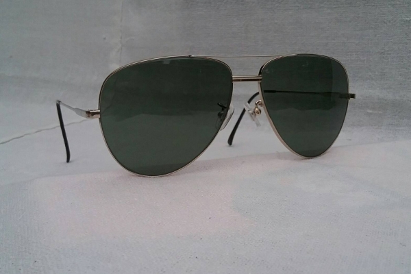 แว่นตาวินเทจปาริเซียนแฮนด์เมดทศวรรษที่ 1970's  ราคาพิเศษ !  โมเดลคลาสสิค 'หยดน้ำตา - นักบิน' แบบดั้งเดิม  'กรอบ' และ 'ก้านขา' เรียวระหงแบบ 'ไทดี สไตล์'  พิเศษสุด : เลนส์กระจกคริสตัล 'สีเขียว