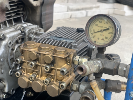 ขายชุดปั๊มฉีดน้ำแรงดันสูง Seiwa พร้อมเครื่อง Robin EH-25 ขนาด 8.5HP. made in Japan ทำแรงดันได้ 147Barสภาพสวย ของตัดตู้เก่าญี่ปุ่น พร้อมใช้งาน