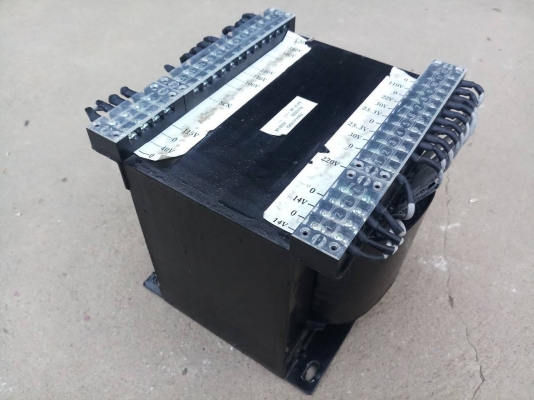หม้อแปลง(อเนกประสงค์) input:120,115,110,100,40V output:220,110,22,25.3,30,14V ขนาด 4,300VA สภาพสวยมา