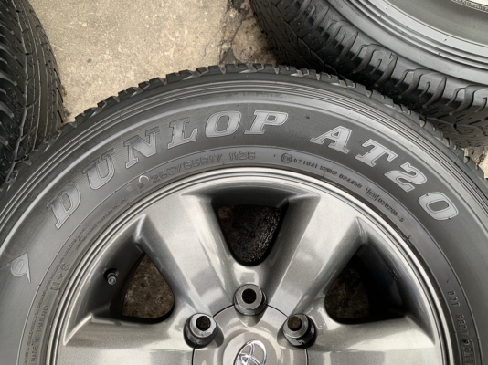 ล้อแม็ก Toyota Fortuner (ก้านใหญ่) ขอบ 17 สีเทากัน พร้อมยาง 265-65-17 Dunlop ปี 17
