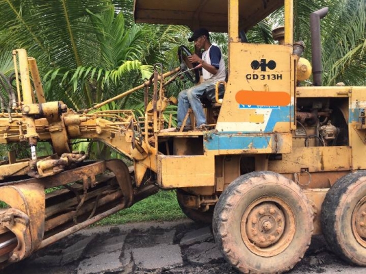 KOMATSU GD313 เครื่องดี เกียร์ดี รถใช้งานปกติไม่มีเอกสารราคาต่อรองได้