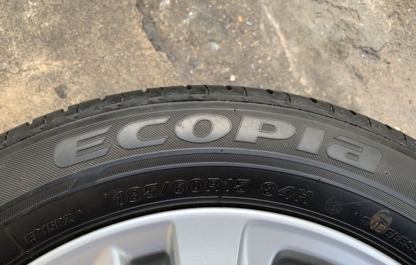 ล้อแม็ก Toyota Yaris Ativ ขอบ 15 พร้อมยาง 185-60-15 Bridgestone ปลายปี 17 สวยๆ