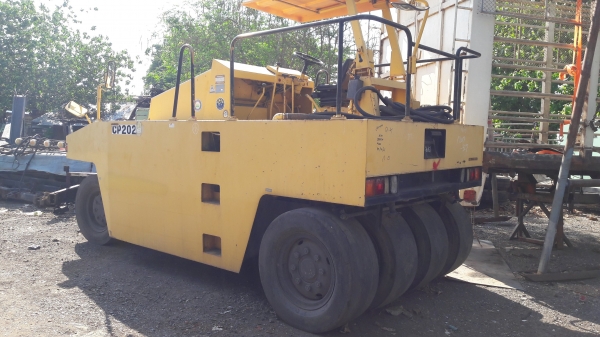 ขายรถบด DYNAPAC รุ่น CP202W หน้า3 หลัง 4 ปี 1999 นำเข้า สภาพดีมาก เดิมๆพร้อมใช้ ไมล์น้อย 2800 กม.โทร