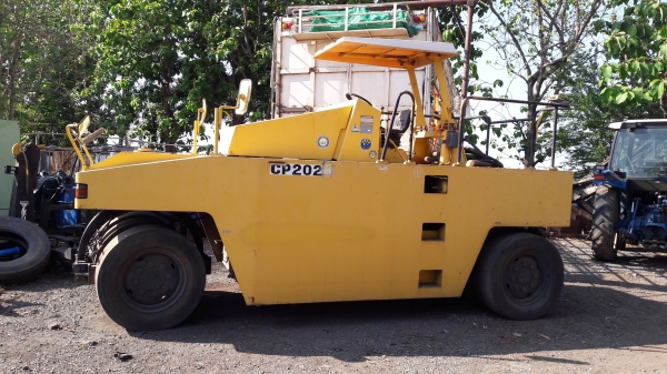 ขายรถบด DYNAPAC รุ่น CP202W หน้า3 หลัง 4 ปี 1999 นำเข้า สภาพดีมาก เดิมๆพร้อมใช้ ไมล์น้อย 2800 กม.โทร