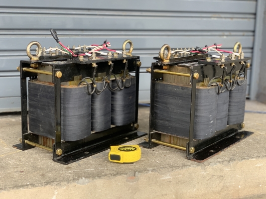 ขายหม้อแปลงไฟฟ้าคุมเครื่องจักร Ohtani Trans 3KVA made in Japan ไฟเข้า 380V ออก 220V ชุดนี้มีหลักออกไฟ 100/110V มาในตัวครับ สภาพสวยใหม่มาก ตัวใหญ่ พร้อมใช้งาน มี 2ตัวครับ ราคาตัวละ 4,600 บาท
