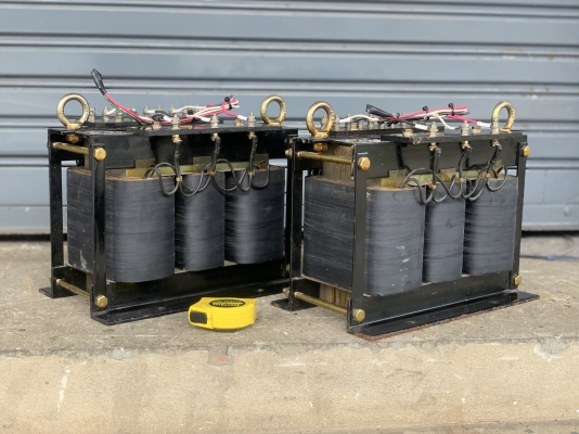 ขายหม้อแปลงไฟฟ้าคุมเครื่องจักร Ohtani Trans 3KVA made in Japan ไฟเข้า 380V ออก 220V ชุดนี้มีหลักออกไฟ 100/110V มาในตัวครับ สภาพสวยใหม่มาก ตัวใหญ่ พร้อมใช้งาน มี 2ตัวครับ ราคาตัวละ 4,600 บาท