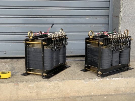 ขายหม้อแปลงไฟฟ้าคุมเครื่องจักร Ohtani Trans 3KVA made in Japan ไฟเข้า 380V ออก 220V ชุดนี้มีหลักออกไฟ 100/110V มาในตัวครับ สภาพสวยใหม่มาก ตัวใหญ่ พร้อมใช้งาน มี 2ตัวครับ ราคาตัวละ 4,600 บาท