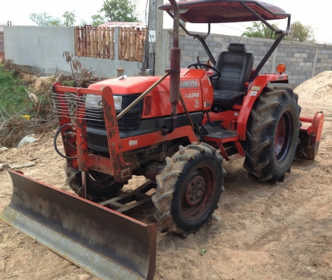KUBOTA L4508 - 2 เพลา รถใช้งาน 2,478 ชม. สภาพดีมากครับพร้อมใช้งานได้เลย อุปกรณ์ครบ มีใบมีดดันหน้า โรตารี่ เครื่องแน่นแรงดีไม่เยิ้ม ระบบไฮดรอลิกส์ของเหลวไม่มีแตกแห้งดีทั้งคัน ช่วงล่างแน่น ยางสภาพดี 4 เส้นหน้าหลังประมาณ 70\% พร้อมใช้งาน เอกสารเล่มทะเบียนครบพ