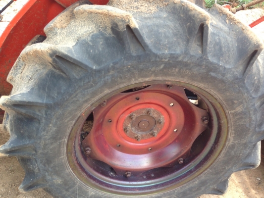 KUBOTA L4508 - 2 เพลา รถใช้งาน 2,478 ชม. สภาพดีมากครับพร้อมใช้งานได้เลย อุปกรณ์ครบ มีใบมีดดันหน้า โรตารี่ เครื่องแน่นแรงดีไม่เยิ้ม ระบบไฮดรอลิกส์ของเหลวไม่มีแตกแห้งดีทั้งคัน ช่วงล่างแน่น ยางสภาพดี 4 เส้นหน้าหลังประมาณ 70\% พร้อมใช้งาน เอกสารเล่มทะเบียนครบพ