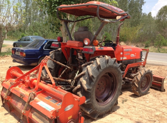 KUBOTA L4508 - 2 เพลา รถใช้งาน 2,478 ชม. สภาพดีมากครับพร้อมใช้งานได้เลย อุปกรณ์ครบ มีใบมีดดันหน้า โรตารี่ เครื่องแน่นแรงดีไม่เยิ้ม ระบบไฮดรอลิกส์ของเหลวไม่มีแตกแห้งดีทั้งคัน ช่วงล่างแน่น ยางสภาพดี 4 เส้นหน้าหลังประมาณ 70\% พร้อมใช้งาน เอกสารเล่มทะเบียนครบพ