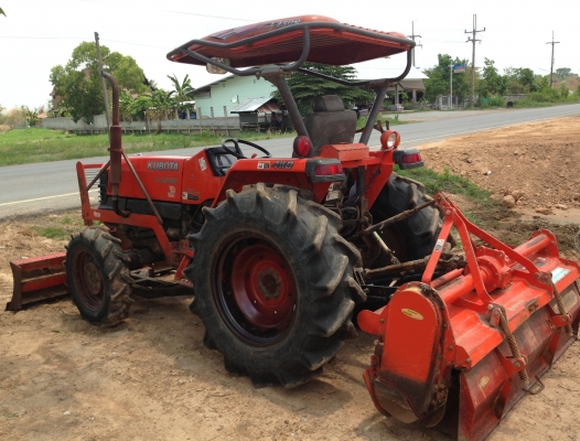 KUBOTA L4508 - 2 เพลา รถใช้งาน 2,478 ชม. สภาพดีมากครับพร้อมใช้งานได้เลย อุปกรณ์ครบ มีใบมีดดันหน้า โรตารี่ เครื่องแน่นแรงดีไม่เยิ้ม ระบบไฮดรอลิกส์ของเหลวไม่มีแตกแห้งดีทั้งคัน ช่วงล่างแน่น ยางสภาพดี 4 เส้นหน้าหลังประมาณ 70\% พร้อมใช้งาน เอกสารเล่มทะเบียนครบพ