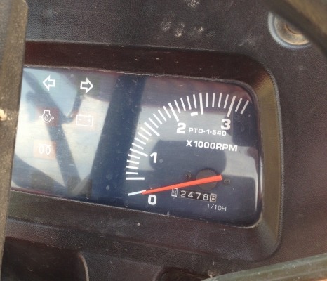 KUBOTA L4508 - 2 เพลา รถใช้งาน 2,478 ชม. สภาพดีมากครับพร้อมใช้งานได้เลย อุปกรณ์ครบ มีใบมีดดันหน้า โรตารี่ เครื่องแน่นแรงดีไม่เยิ้ม ระบบไฮดรอลิกส์ของเหลวไม่มีแตกแห้งดีทั้งคัน ช่วงล่างแน่น ยางสภาพดี 4 เส้นหน้าหลังประมาณ 70\% พร้อมใช้งาน เอกสารเล่มทะเบียนครบพ