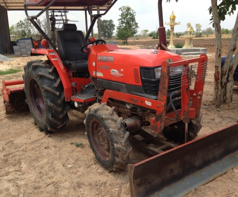KUBOTA L4508 - 2 เพลา รถใช้งาน 2,478 ชม. สภาพดีมากครับพร้อมใช้งานได้เลย อุปกรณ์ครบ มีใบมีดดันหน้า โรตารี่ เครื่องแน่นแรงดีไม่เยิ้ม ระบบไฮดรอลิกส์ของเหลวไม่มีแตกแห้งดีทั้งคัน ช่วงล่างแน่น ยางสภาพดี 4 เส้นหน้าหลังประมาณ 70\% พร้อมใช้งาน เอกสารเล่มทะเบียนครบพ