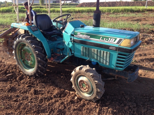 ขายรถไถ Kubota L1-18(4WD) มีภาพวีดีโอ พร้อม,ผานพรวน-คราด พวงมาลัยเพาเวอร์ อุปกรณ์พร้อมใช้งาน รถสภาพส
