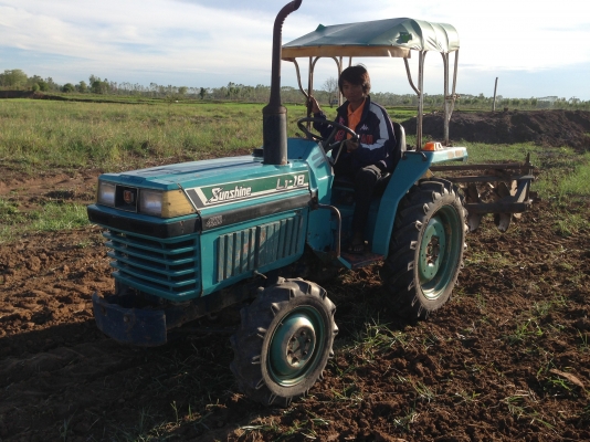 ขายรถไถ Kubota L1-18(4WD) มีภาพวีดีโอ พร้อม,ผานพรวน-คราด พวงมาลัยเพาเวอร์ อุปกรณ์พร้อมใช้งาน รถสภาพส